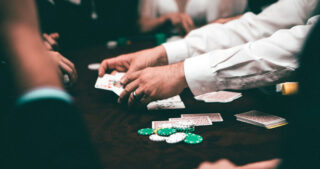 Le croupier distribue les cartes de poker