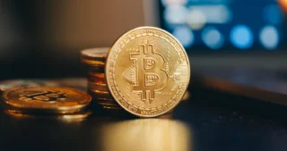 Pièces de bitcoin empilées représentant l’utilisation des crypto-monnaies pour les paiements en ligne