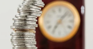 Pile de pièces et horloge