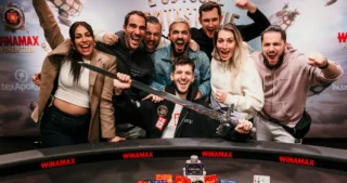 Sacha Cohen célèbre sa victoire avec ses amis lors de l'événement phare du WiPT