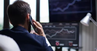 Tipster analysant des statistiques pour les paris sportifs