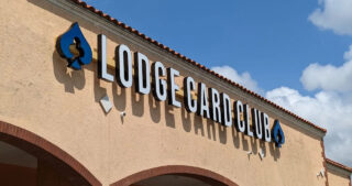 Après six semaines d'attente, le verdict est tombé : le 28 avril 2026, un grand jury du comté de Williamson a confirmé la légalité du Lodge Card Club d'Austin et de ses copropriétaires, dont Doug Polk.