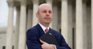 Un avocat réputé de la Cour suprême menait une double vie de joueur de poker high-stakes, cachait ses gains au fisc et a comparu devant un tribunal fédéral, avec un témoignage hollywoodien.